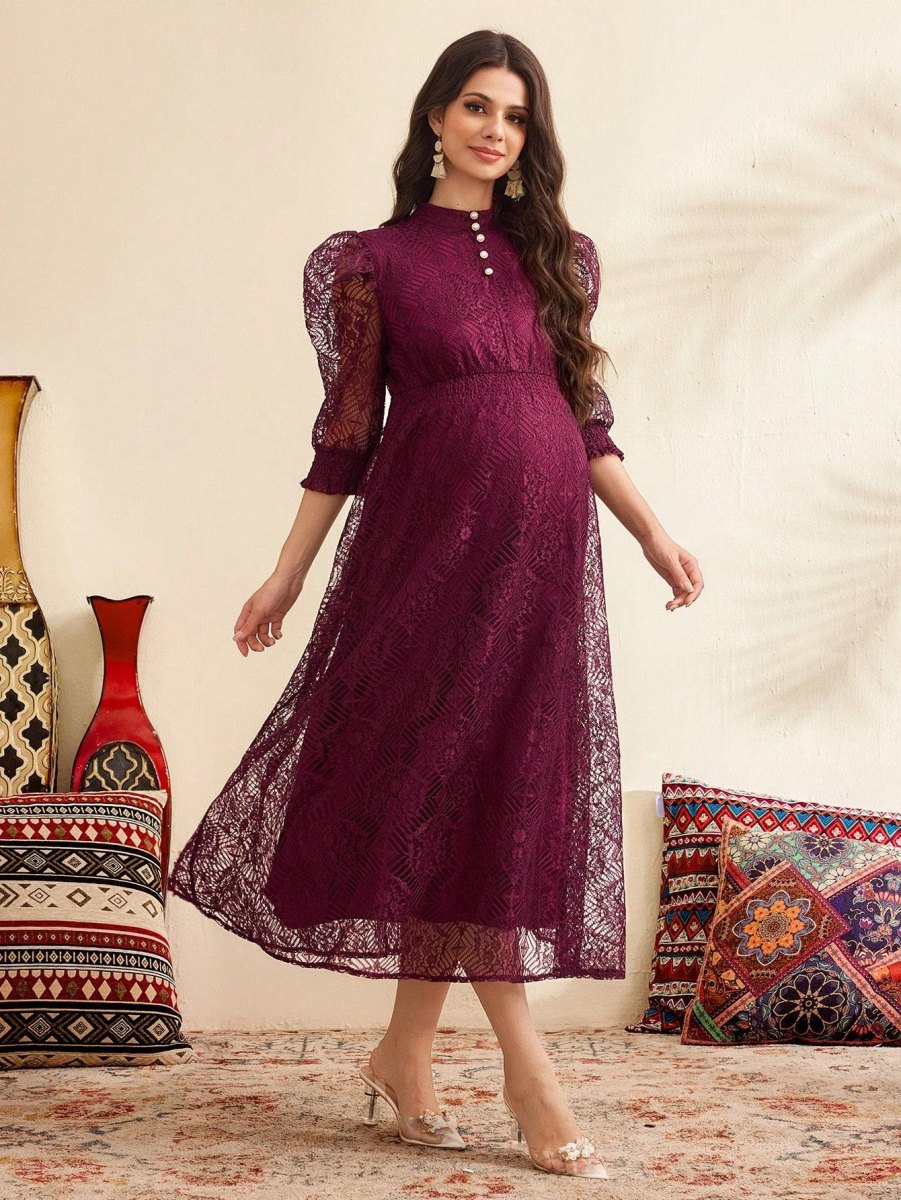 Pregnant guest wearing lace dress