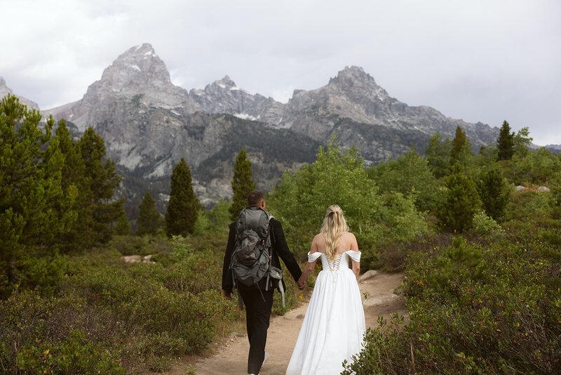 20 Elopement Photography Poses For Intimate Wedding